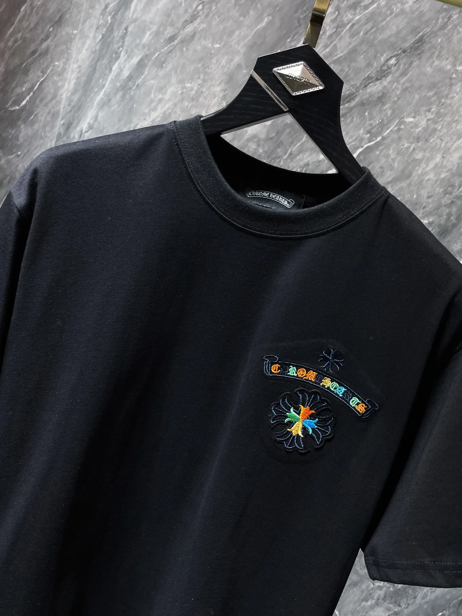 P174 New Chrome Hearts 25ss for summer. High-weight, environmentally friendly and high-quality top-quality fabric. 260g~270g. Embroidered colorful classic cross horseshoe short sleeves. Counter synchronization. Re-engraved version 1:1. Recommended colors: black, white, orange, blue. Size: S, M, L, XL.